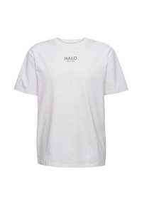 Hvid bomulds T-shirt med korte ærmer, rund hals, med en diskret blå "HALO"-tryk og yderligere tekst nedenfor. Enkel, ren design.