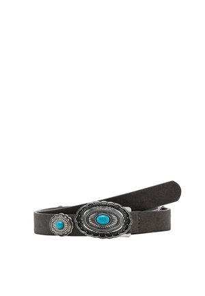 Zwarte leren riem met zilveren en turquoise ovale en ronde decoratieve gespen op een witte achtergrond.