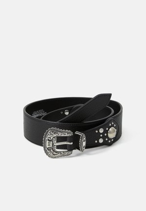 Cintura in pelle nera con una finitura testurizzata, fibbia in tono argento con dettagli floreali e borchie decorative lungo un lato.