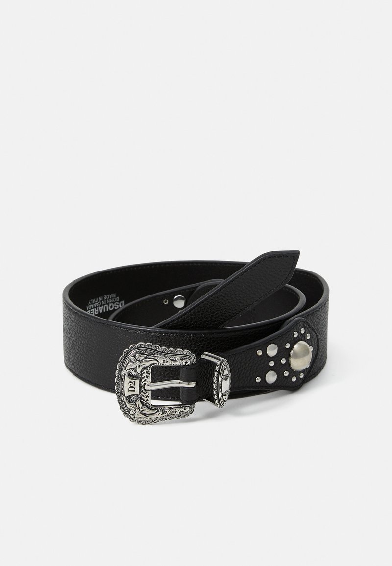 Cintura in pelle nera con una finitura testurizzata, fibbia in tono argento con dettagli floreali e borchie decorative lungo un lato.