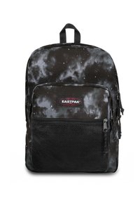 Mochila negra con un estampado de galaxia que presenta estrellas y nubes en gris. Incluye un bolsillo frontal de malla y una asa superior para llevar.