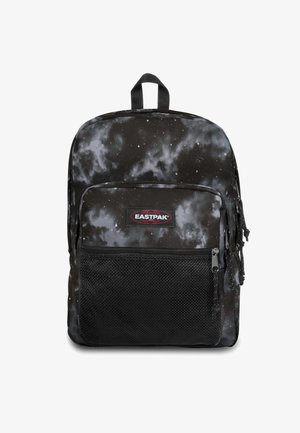Mochila negra con un estampado de galaxia que presenta estrellas y nubes en gris. Incluye un bolsillo frontal de malla y una asa superior para llevar.