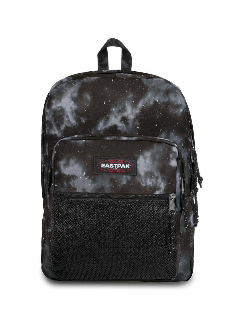 Mochila negra con un estampado de galaxia que presenta estrellas y nubes en gris. Incluye un bolsillo frontal de malla y una asa superior para llevar.