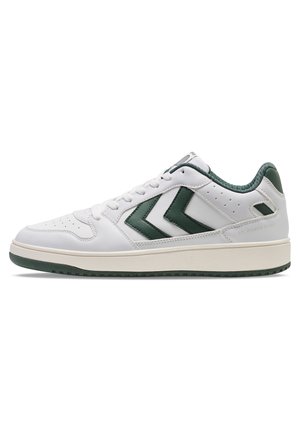 Hvide sneakers med grønne accenter, i lædermateriale, perforeret tå, tekstureret tunge og gummisål. Har vinklede designelementer.