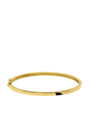 Dunne gladde gouden bangle-armband met een kruispatroon aan de binnenkant en een kleine sluiting op een witte achtergrond.