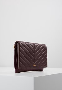 Furla Clutch - berry