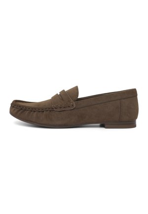 Brauner Wildleder-Herrenschuh mit genähter Mokassin-Spitze und flacher Gummisohle, seitlich vor weißem Hintergrund zu sehen.