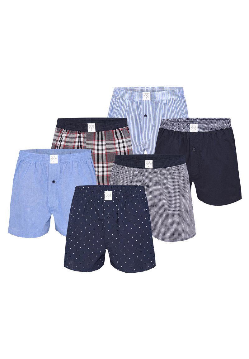 Ensemble de sept boxers pour hommes avec des motifs variés : bleu uni, rayé, à carreaux, à pois et petits motifs géométriques en tons de bleu et de marine.