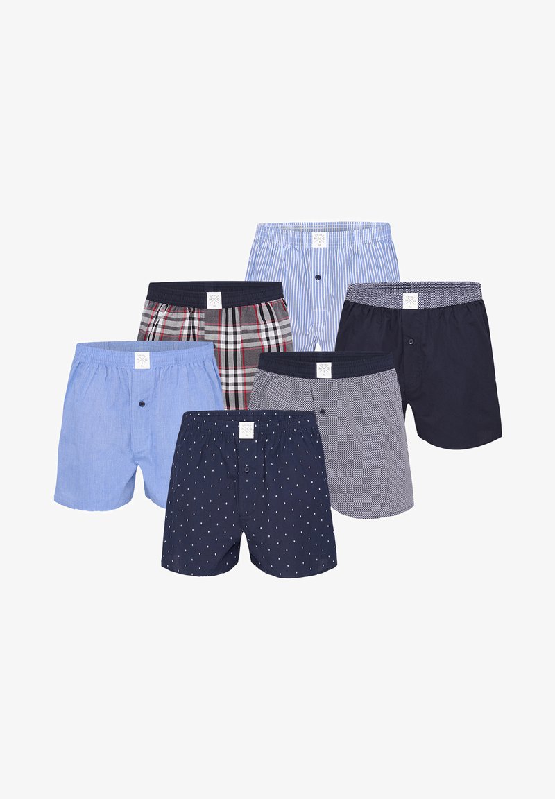 Juego de siete bóxers para hombre con variados patrones: azul sólido, rayas, cuadros, lunares y pequeños diseños geométricos en tonos azules y marinos.