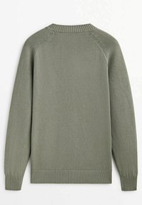 Pull en maille à manches longues vert olive avec encolure ronde, poignets et ourlet côtelés, présenté à plat montrant le dos.