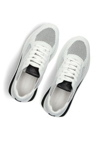 Weiße Sportschuhe mit Obermaterial aus Mesh, schwarzen Akzenten, runder Zehenform und weißen Schnürsenkeln. Verfügen über eine gepolsterte Zunge und ein minimalistisches Design.