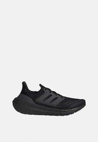 Chaussure de course Adidas noire avec tige en maille, trois bandes sur les côtés et semelle épaisse et rembourrée.