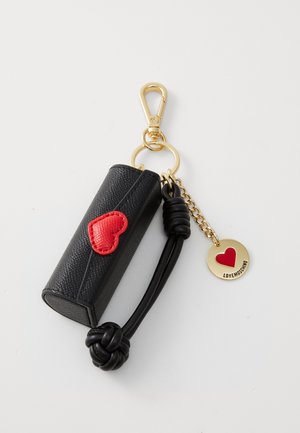 Czarny skórzany brelok na klucze z czerwonym akcentem serca, złotymi elementami i okrągłą zawieszką z czerwonym sercem oraz napisem "LOVEMOSCHINO".