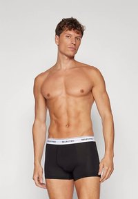 Μαύρα ανδρικά μποξεράκια με λευκή ελαστική μέση που φέρει το λογότυπο "SELECTED". Λείο ύφασμα με εφαρμοστή σχεδίαση, κατάλληλο για ανδρικά εσώρουχα.