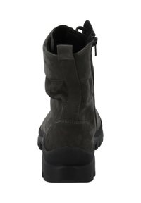 Stivaletto alla caviglia in suede grigio scuro con punta arrotondata, chiusura con zip laterale e suola in gomma nera con texture. Presenta un dettaglio di design drappeggiato.