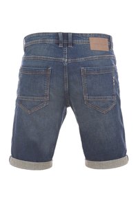 Shorts de mezclilla en azul oscuro con dobladillos enrollados, que cuentan con dos bolsillos traseros con costuras decorativas y un parche de cuero marrón en la cintura.