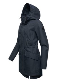 Námornícky modrá nepremokavá parka s kapucňou, zapínaním na cvoky a zips, dvoma prednými vreckami a sťahovacím pásom pre nastaviteľné prispôsobenie. Hladká textúra.