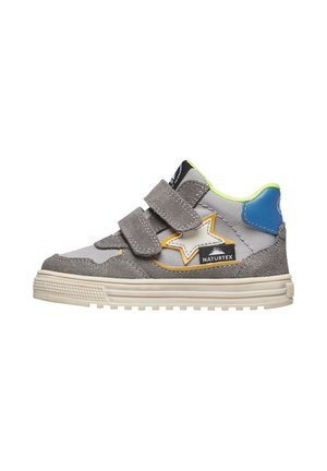 Sneaker in suede grigio e mesh con dettagli gialli e blu, due cinturini in Velcro e una suola in gomma testurizzata con particolare a forma di stella.