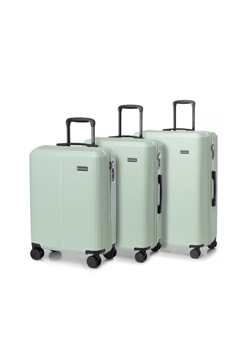 Tre valigie rigide di color verde menta con un design a righe, maniglie nere e ruote. Dimensioni differenti per soddisfare varie esigenze di viaggio.