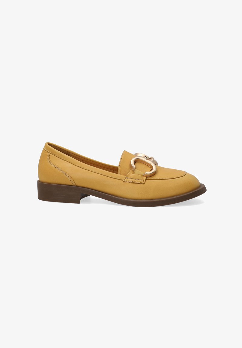 Gelbe Lederloafers mit einem kleinen braunen Absatz, ausgestattet mit einer auffälligen goldfarbenen Schnalle und einfachen Nähakzenten.