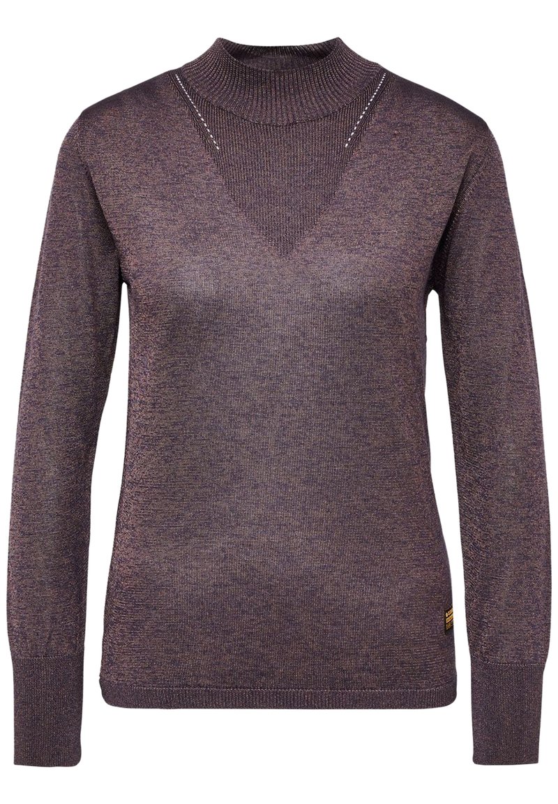 Suéter de punto morado con un alto cuello, que presenta una textura sutil y un diseño de corte en forma de V en el pecho. Mangas largas y puños acanalados.
