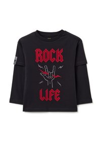 Camisa negra de manga larga en capas con el texto rojo "ROCK LIFE" y una mano gráfica haciendo el gesto de rock con relámpagos rojos.