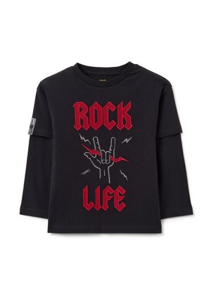 Zwarte lange mouwen gelaagde shirt met rode tekst "ROCK LIFE" en een graphic hand die een rocksignaal maakt met rode bliksemschichten.