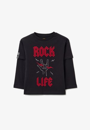 Zwarte lange mouwen gelaagde shirt met rode tekst "ROCK LIFE" en een graphic hand die een rocksignaal maakt met rode bliksemschichten.