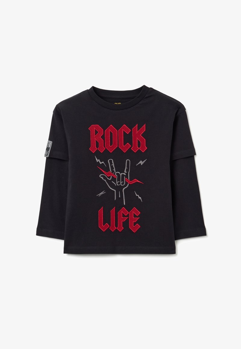 Zwarte lange mouwen gelaagde shirt met rode tekst "ROCK LIFE" en een graphic hand die een rocksignaal maakt met rode bliksemschichten.