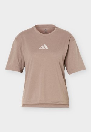 Béžové atletické tričko s krátkými rukávy, kulatým výstřihem a malým bílým logem Adidas uprostřed na prsou.