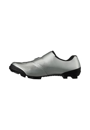 Scarpa da ciclismo argento con suola nera e tacchetti, tomaia traforata per la ventilazione e design elegante e basso.