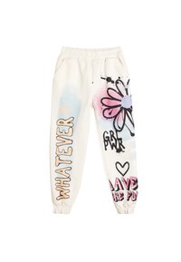 Weiße Jogginghosen mit elastischem Bund und Bündchen, die bunte Graffiti-Schriftzüge und Blumenmotive in Pink, Blau und Schwarz zeigen.