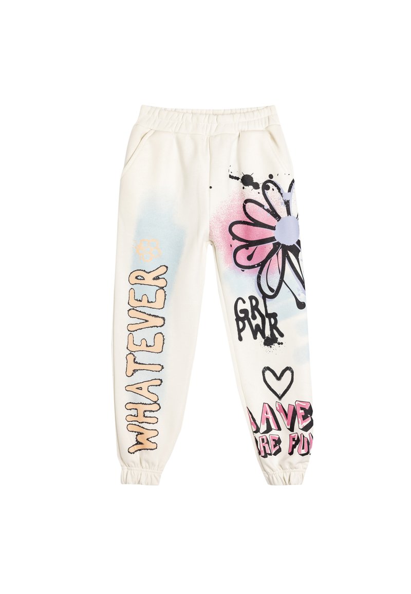 Weiße Jogginghosen mit elastischem Bund und Bündchen, die bunte Graffiti-Schriftzüge und Blumenmotive in Pink, Blau und Schwarz zeigen.