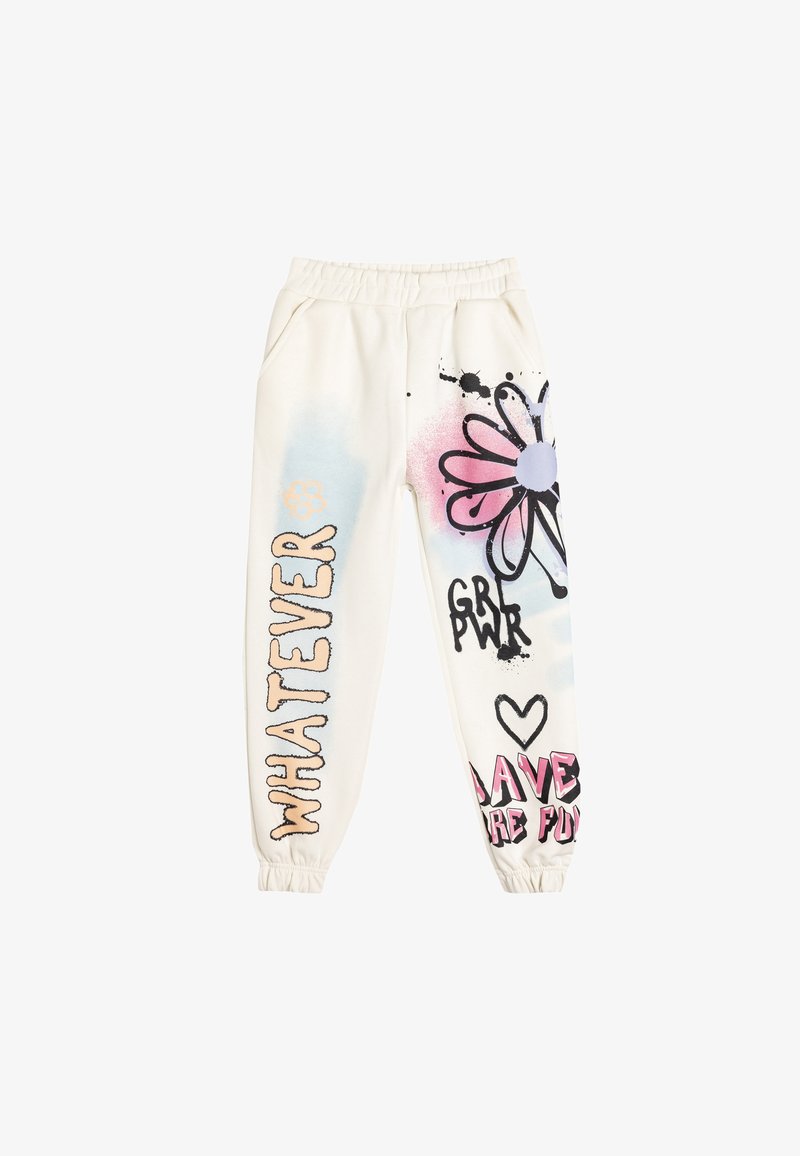 Weiße Jogginghosen mit elastischem Bund und Bündchen, die bunte Graffiti-Schriftzüge und Blumenmotive in Pink, Blau und Schwarz zeigen.