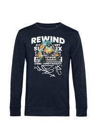 Felpa a maniche lunghe navy con grafica di un robot in arancione e blu, con testo bianco in grassetto e una firma stilizzata in basso.