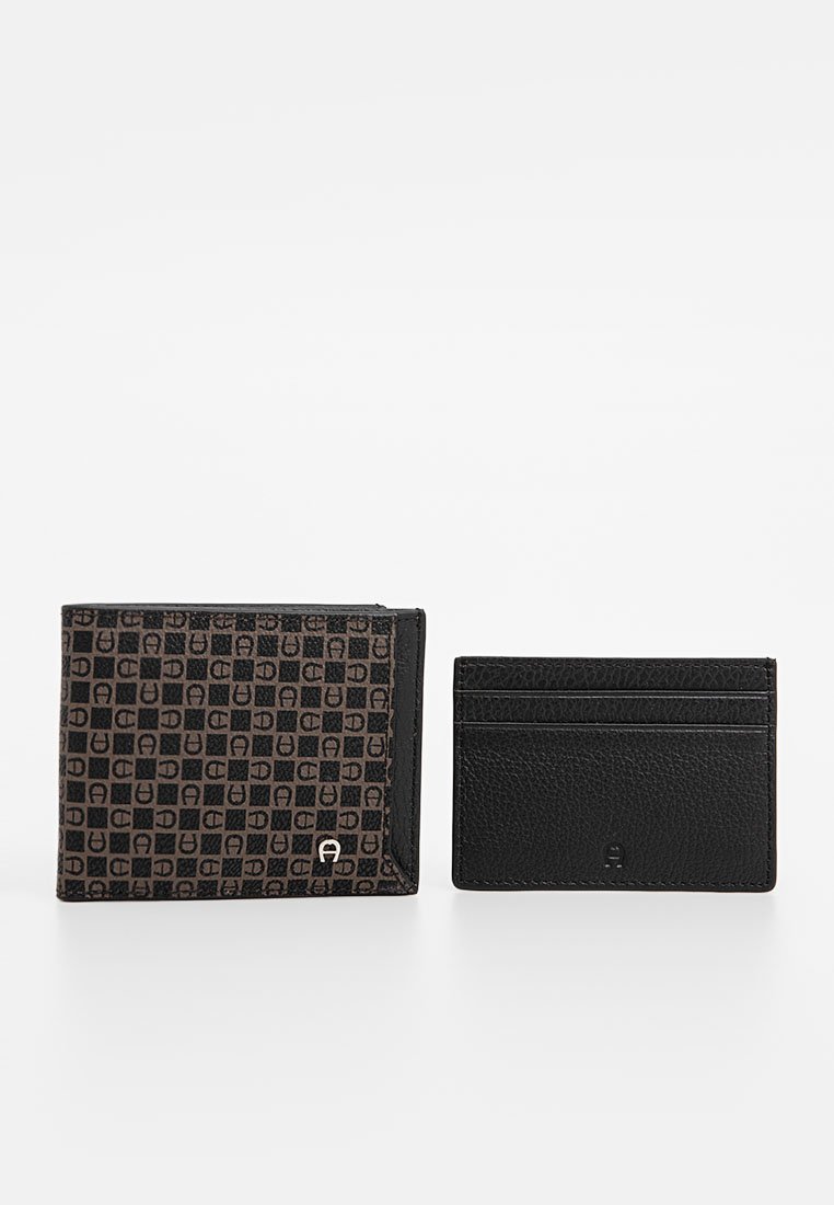 Brauner gemusterter Bifold-Geldbeutel mit schwarzen Ecken und schwarzem Leder-Kartenhalter mit mehreren Kartenfächern, nebeneinander auf weißem Hintergrund.