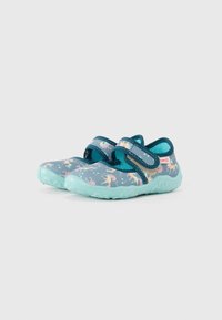 Os sapatos aquáticos para crianças apresentam um upper turquesa com um padrão colorido de unicórnios, uma alça ajustável e uma sola flexível verde menta.