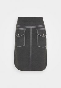 Jupe grise avec une taille ajustée, comportant deux poches avant avec des surpiqûres blanches et des boutons-pression en métal. Tissu lisse et texturé.
