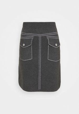 Jupe grise avec une taille ajustée, comportant deux poches avant avec des surpiqûres blanches et des boutons-pression en métal. Tissu lisse et texturé.