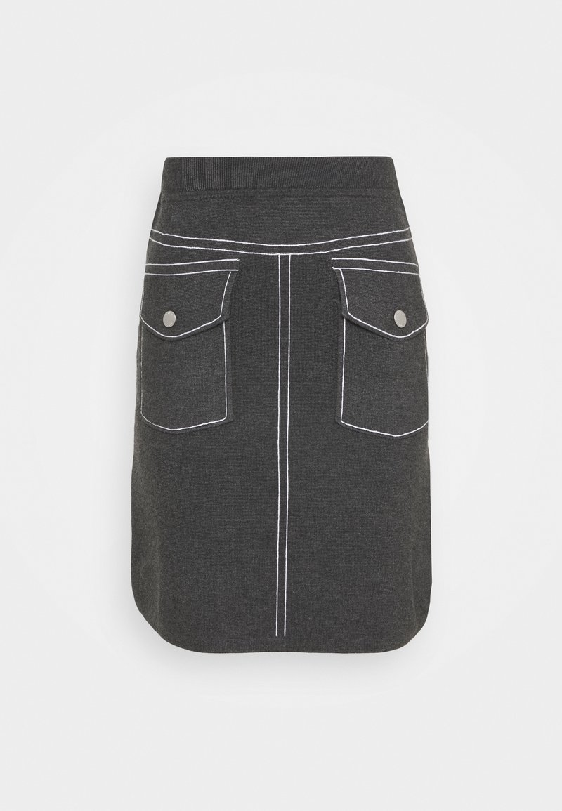 Jupe grise avec une taille ajustée, comportant deux poches avant avec des surpiqûres blanches et des boutons-pression en métal. Tissu lisse et texturé.