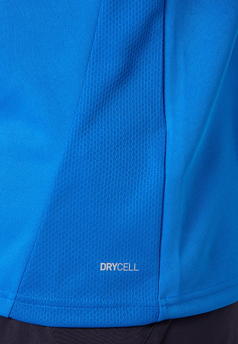 Camisa atlética azul con una malla texturizada y tela suave. Logo "DRYCELL" en blanco en la parte frontal inferior. Corte estándar y mangas cortas.