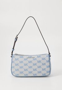 Sac d'épaule bleu clair avec motif répétitif "MK", corps en tissu souple, accents lisses, et une bandoulière marron, doté d'une fermeture éclair.