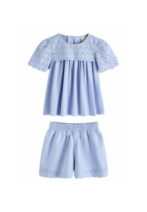 Vaaleansininen tyttöjen asu, jossa on lyhyet hihat ja shortsit, ja joissa on rei'itetyt pitsikoristeet hihoissa, yläreunassa ja shortsien reunoissa.