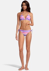 Haut de bikini triangulaire et bas taille basse assorti en violet et rayures pastel, avec des liens ajustables aux hanches et une texture de tissu douce.
