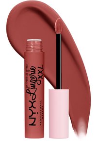 Tubo di rossetto liquido NYX Lingerie XXL in rosa opaco, con applicatore a wand nero e una striscia uniforme simile a una vernice accanto.