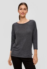 Pull en maille léger gris foncé, avec des manches trois-quarts, un large col et une coupe décontractée. Présente un motif texturé subtil.