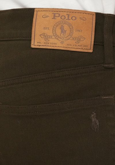 Smeđi denim hlače Polo Ralph Lauren s kožnim logo značkom i izvezenim emblemom igrača polo na stražnjem džepu.