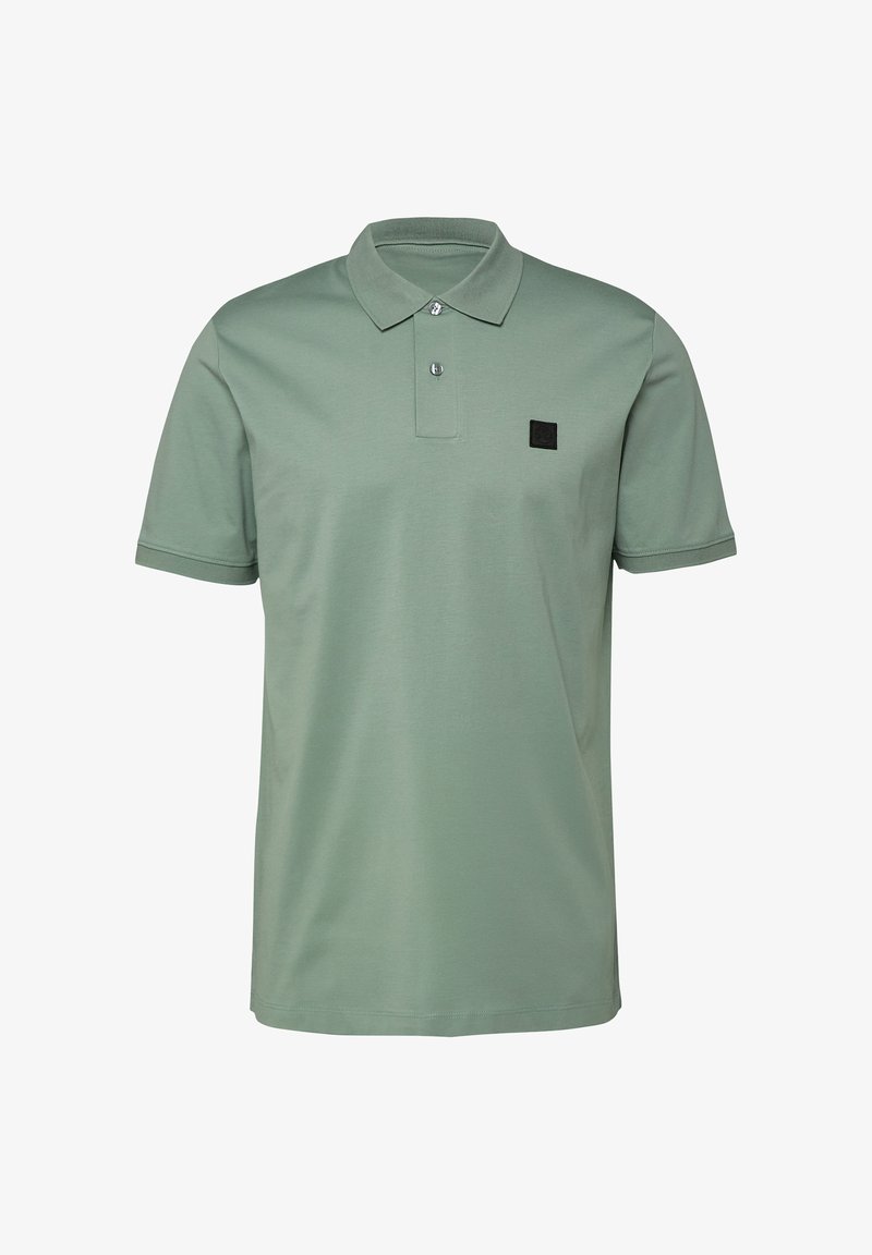 Polo vert sauge à manches courtes avec deux boutons et un petit patch logo carré noir sur la poitrine gauche.