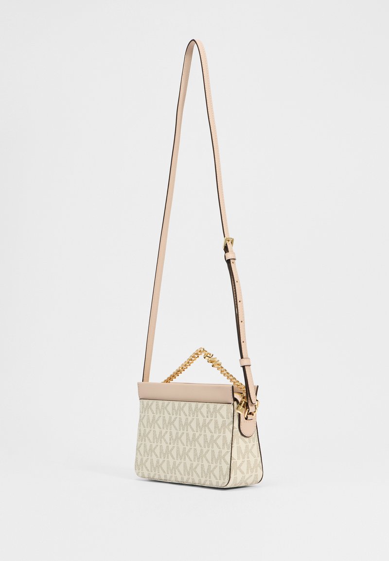 Borsa a tracolla beige con corpo in tela decorata, rifiniture in pelle, tracolla regolabile e dettaglio in catena dorata sulla parte superiore.