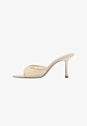 Mula de tacón alto beige con detalles de encaje y lentejuelas en la tira frontal y un tacón delgado y afilado.